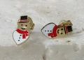 Boucles d'oreilles bonhomme de neige dorées avec émail blanc et écharpe rouge - Bonhomme de Neige avec Chapeau Noir