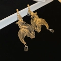 Pendientes de carpa koi dorada hueca con colgantes de gota de agua transparentes - Dorado