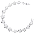Dettaglio del bracciale a fiori d'argento con centri di perle bianche in un design circolare - Bracciale di perle con petali di fiori d'argento