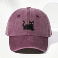Dettaglio del ricamo gatto nero su un cappello da baseball in cotone lavato bordeaux - Taglia unica / Borgogna