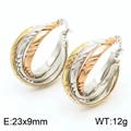 Primer plano de pendientes de aro tricolores con detalle de tamaño 23x9mm y peso 12g - Textura Espiral Tricolor (KE109352-LO) / 23*9mm
