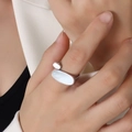 Anillo abierto de acero plateado con dos inserciones ovales de nácar para mujer - US 7 / Abierto Ajustable / Color Acero