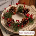 Mini-Weihnachtskranz mit Zapfen und roten Beeren, 7 cm Innendurchmesser für Kerzen - Dublin Kranz-Stil E (ID 7cm)
