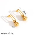 Macro-detail van 18k vergulde 30mm kwastje bol oorbellen met 10mm bol afmeting - Gouden Middellange Bol Oorbellen (TE60055-G)