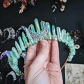 Couronne wicca faite main avec cristaux verts irisés et croissant de lune argenté - Style Lune Cristal Iridescent Vert Clair (4) / Vert clair