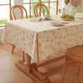 Gros plan d'une nappe en lin beige avec imprimé floral bleu dans une salle à manger - 60*60cm / Floral Crème