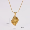 Gedetailleerde weergave van geweven blad hanger van 30mm hoog en 18,5mm breed aan gouden ketting - Bladtextuur Hanger Stijl (AML01138)
