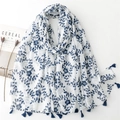 Weißer Leinen-Look Schal mit blauer Blumenstickerei und Quasten auf weißem Grund - Weißer Grund Blaues Blumen-Quasten-Stil (SL2408-041) / 180x88cm