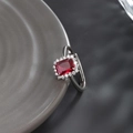 Anillo abierto de plata con una piedra roja cuadrada rodeada de cristales brillantes - Abierto Ajustable / Chapado en Oro Blanco-Rojo Rubí