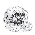 Dettaglio del ricamo nero sul cappellino hip hop a tesa piatta con motivo a spruzzi neri - Bianco