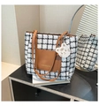 Grande borsa tote in tweed a quadri con finiture in pelle marrone e ciondolo tigre - Marrone