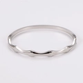 Primer plano de un brazalete de acero inoxidable plateado con diseño de bambú ondulado - Color Acero