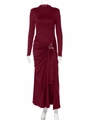 Dettaglio di un elegante abito lungo bordeaux con arricciature in vita e fibbia in metallo argento - S / Borgogna