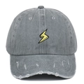 Cappellino da baseball vintage grigio slavato con ricamo a fulmine giallo e bordi usurati - Regolabile / Grigio Invecchiato