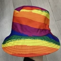 Cappello da pescatore a righe arcobaleno con motivo a pennellate su legno naturale - Taglia unica / Pennellata Arcobaleno
