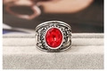 Primer plano de anillo US Marines con rubí rojo tallado y acabado en plata antigua - 18# / Rojo