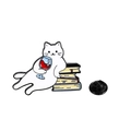 Lindo pin de esmalte de gato blanco relajándose con una copa de vino y libros - Gato apoyado en libros con copa de vino