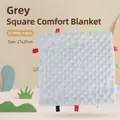 Doudou bébé gris en peluche minky 3D avec étiquettes colorées et dentition 27x27cm - Doudou Carré Gris