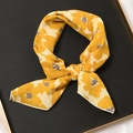 Foulard en coton jaune avec motifs floraux blancs noué sur un plateau noir élégant - 55x55cm / Freesia Jaune