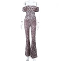 Detail des Leoparden-Jumpsuits mit schulterfreiem Design, schmaler Taille und weitem Bein - S / Leopardenmuster