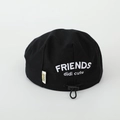 Dettaglio berretto nero in cotone con ricamo Friends e coulisse posteriore regolabile - 52cm (Consigliato 2-5 Anni) / Nero