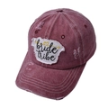 Detail der distressed burgunderfarbenen Baseballkappe mit Bride Tribe Patch und Abnutzung - Burgunderrot