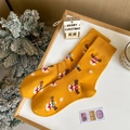 Dettaglio calzino natalizio in cotone zenzero con motivo a renna e decorazione festiva - Taglia unica / Giallo