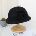 Detail von Wollglockenhut mit Netzschleier und 3D-Blumen auf Holzständer - M (56-58cm) / Schwarz (3-Blumen Stil)
