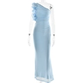 Détail d'une robe longue bleu clair à une épaule avec décoration florale à volants - S / Bleu