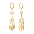 Pendientes atrapasueños dorados con patrones circulares huecos y plumas metálicas - Estilo de Pluma de Atrapasueños (KE109296-MW)