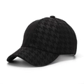 Vue latérale de casquette noire avec motif pied-de-poule et visière pré-courbée - Taille unique / Noir