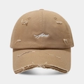 Detailansicht der khakifarbenen Vintage-Cap mit Destroyed-Effekten und weißem Stick - Verstellbar / Khaki