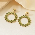 Elegante gouden ronde oorbellen met groen kristallen bladpatroon en glinsterende accenten - Cirkelvormige Groene Steenstijl (KE119664-SP)
