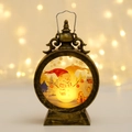 Vintage Bronze-Weihnachtslaterne mit LED-Schneemann-Szene und Bokeh-Hintergrund - Bronze Schneemann