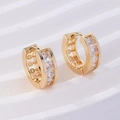 Elegante goldene Huggie-Ohrringe mit fünf quadratischen Zirkonia im minimalistischen Stil - 5-Steine Reihe / Gold
