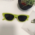 Retro avocado green oval sunglasses with black lenses for a vintage street style look - Green 1