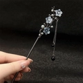 Details von chinesischer Blumen-Haarnadel mit Silbergriff und langen Perlenquasten - F1199-Blume