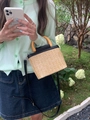 Détails du sac seau en paille avec poignée en bois et bandoulière en cuir noir en plein air - Noir