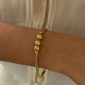 Primer plano de pulsera dorada de acero inoxidable con perlas y cadena de serpiente - Estilo de Cadena de Serpiente con Cuentas Redondas (B092) / Dorado