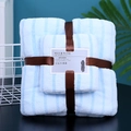 Lichtblauw gestreepte koraalfleece handdoek cadeauset met bruin lint en geschenkverpakking - Gezichtshanddoek / Blauw