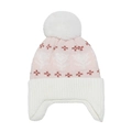 Detaillierte Strickstruktur der rosa Wintermütze mit Jacquard-Blumen und Kunstpelz-Bommel - M (52-54cm) / Rosa mit weißer Ohrenklappe und weißem Ball (C)