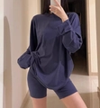 Λεπτομέρεια από μπλε σετ με μακρυμάνικο T-shirt και στενό σορτς ποδηλασίας - Σκούρο Μπλε Μακρυμάνικο Σετ