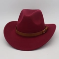 Détail d'un chapeau de cowboy en laine bordeaux avec ceinture en cuir brun et boucle - Taille unique / Bordeaux (Avec Ceinture Marron)