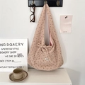 Nahaufnahme der rosa Cord-Schultertasche mit braunem Blumenmuster und Schleifendetail - Rosa Blumig