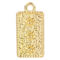 Detalle del colgante rectangular de acero titanio dorado con textura martillada y estrellas - Dorado