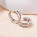 Detalle de pendientes de aro en C de latón plateado con circonitas de corte marquesa - Plata-Zirconia Blanca