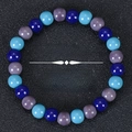 Handgemaakte armband met blauwe en grijze agaatstenen op een donkere ondergrond - Driekleuren Gradiënt Stijl (Memory-3)