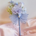 Eleganter Nelken-Stift mit hellblauer Tüllschleife und Perle auf rosa Satinstoff - Blau