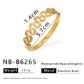Detail eines 1,4 cm breiten gewellten Gold-Edelstahlarmreifs mit Maßen und Gewicht - Einfacher Wellenmuster-Stil (NB-B6265)