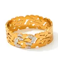 Brazalete ancho dorado calado en acero inoxidable con cristales brillantes y diseño de hojas - Dorado (KAS810)